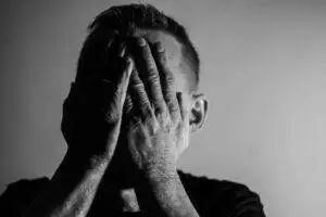 Zdjęcie podglądowe tematu artykułu jakim jest syndrom oszusta